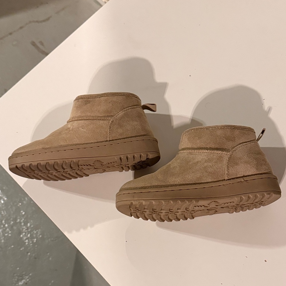 White Mountain Kids Tan Suede Boots